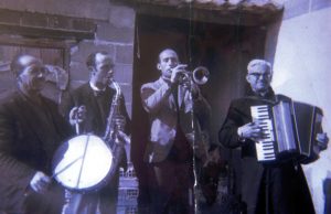 B_oficios_Don José, el cura, tocando el acordeón