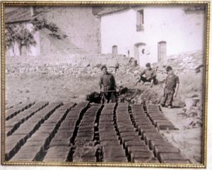 B_oficios_Haciendo adobes 1955