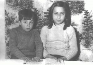 B_retratos_Laura y Luis en el cole hacia 1972