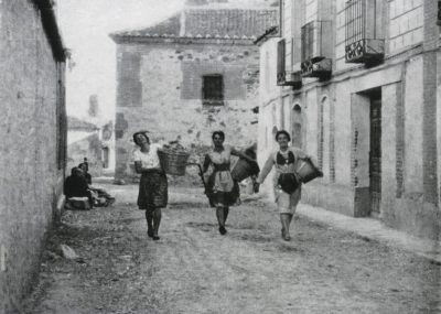 B_Mujeres yendo al arroyo Malucas a lavar la ropa